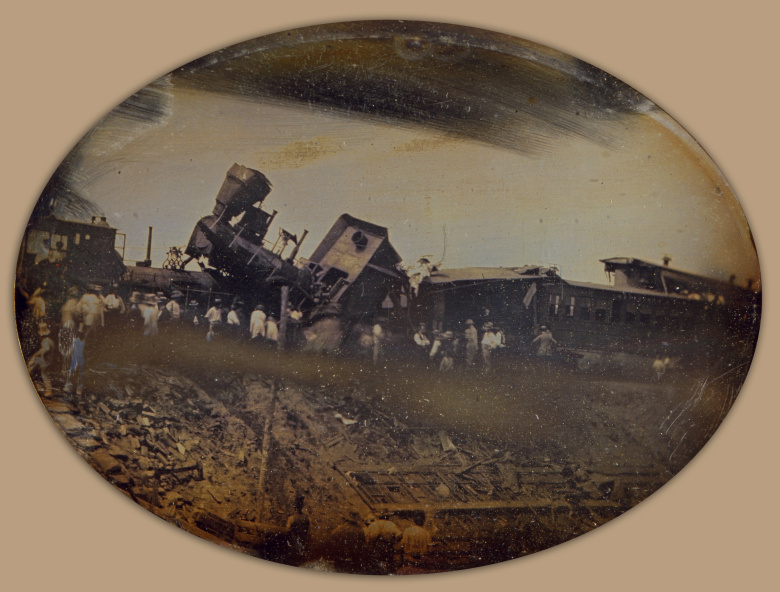 Столкновение пассажирских поездов на линии Провиденс – Вустер (штат Род-Айленд) 12 августа 1853 г. Этот дагерротип работы Л. Райта (L.Wright) — первая в истории фотография железнодорожной катастрофы