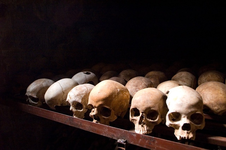 Черепа жертв геноцида в Руанде, мемориал Ньямата