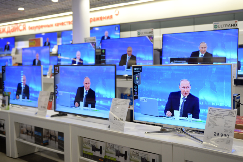 Трансляция прямой линии с Владимиром Путиным в магазине техники