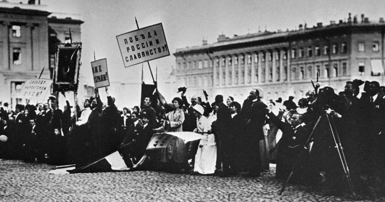 Люди на Дворцовой площади в ожидании заявления Николая II о вступлении России в войну, Санкт-Петербург, 2 августа 1914 года. Фото: wikipedia.org