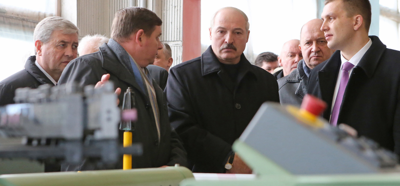 Александр Лукашенко во время посещения ОАО «Сукно» в Минске.