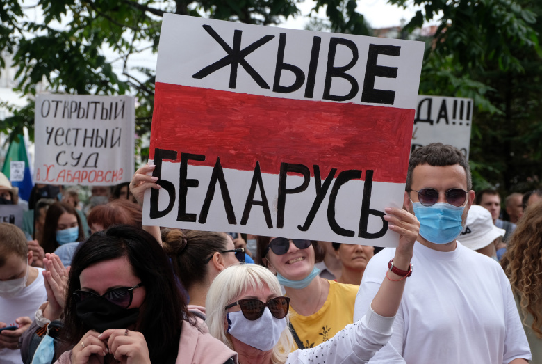 Плакат с Белорусским флагом на акции в поддержку бывшего губернатора Хабаровского края Сергея Фургала. Фото: Дмитрий Моргулис / ТАСС