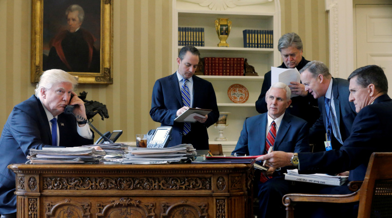 Дональд Трамп, Райнс Прибус, Майк Пенс, Стив Бэннон, Шон Спайсер и Майкл Флинн во время разговора с Владимиром Путиным. Фото:  Jonathan Ernst / Reuters