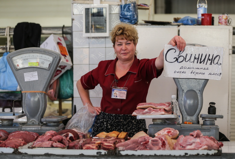 Продавщица мясного отдела. Фото: Сергей Савостьянов / ТАСС