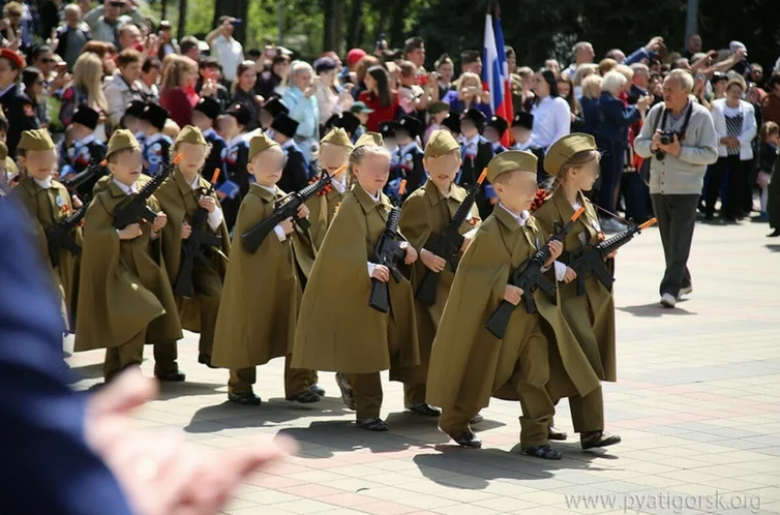 Дети в военной форме на 9 мая