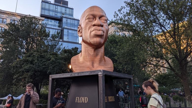Памятник Джорджу Флойду на Юнион-сквер в Нью-Йорке. 2 октября 2021. Фото: Ryan Rahman / Keystone Press Agency / Global Look Press