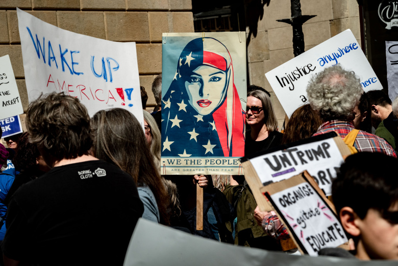 Митинг американцев, живущих в Испании, против политики Трампа, за возрождение Демократической партии, 29 марта 2025 года.