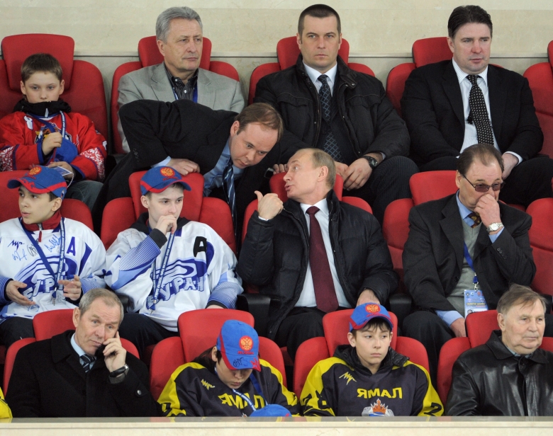 Антон Вайно и Владимир Путин на финальном матче детского хоккейного турнира «Золотая шайба» в «Лужниках», 2011.