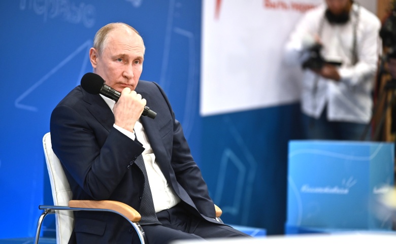 Владимир Путин во время урока «Разговоры о важном»