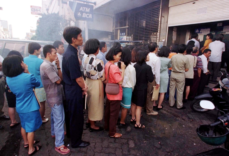 Люди выстроились в очередь у банкомата. Джакарта, 1998.