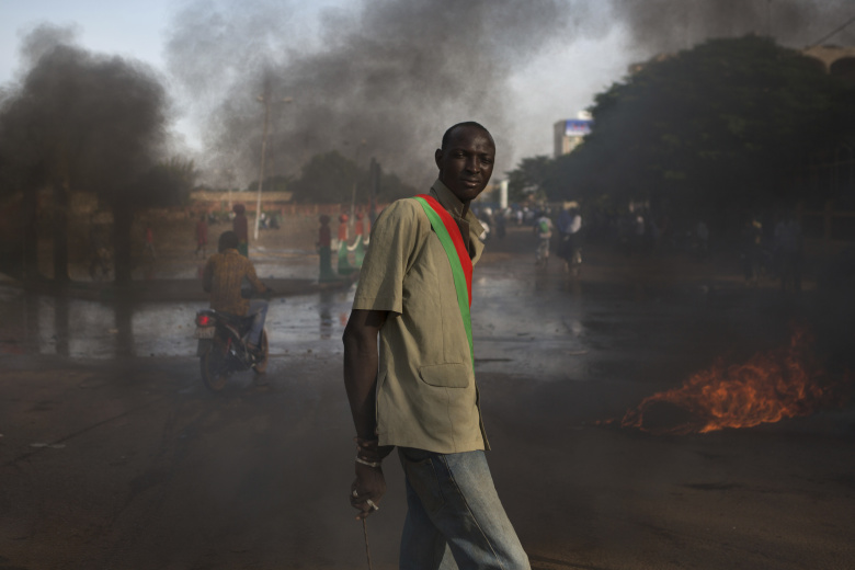Участник антиправительственного митинга в Уагадугу, Буркина-Фасо, октябрь 2014 года. Фото: Joe Penney / Reuters