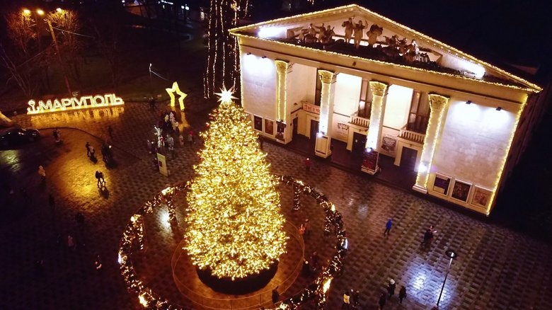 Праздничная иллюминация в Мариуполе, декабрь 2021 года