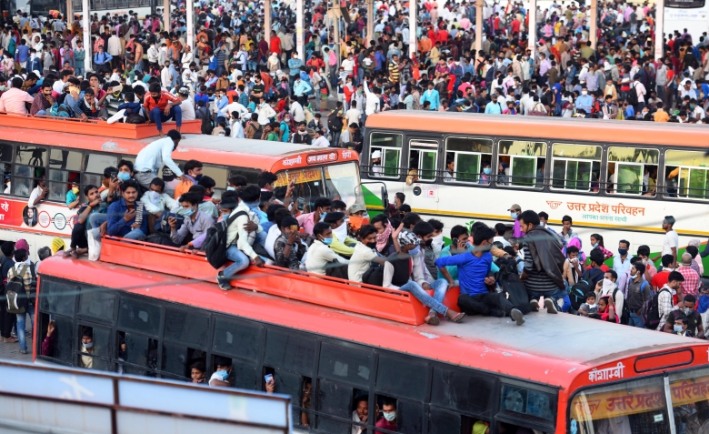 Трудовые мигранты в Индии возвращаются по домам после введения в стране трехнедельного карантина из-за угрозы распространения коронавируса, Нью-Дели. Фото: Hindustan Times  / TASS
