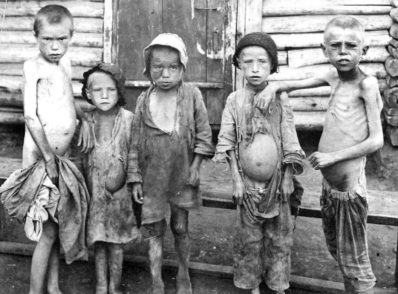 Голодающие дети в Бузулуке (Самарская губерния), 1921 или 1922 г.