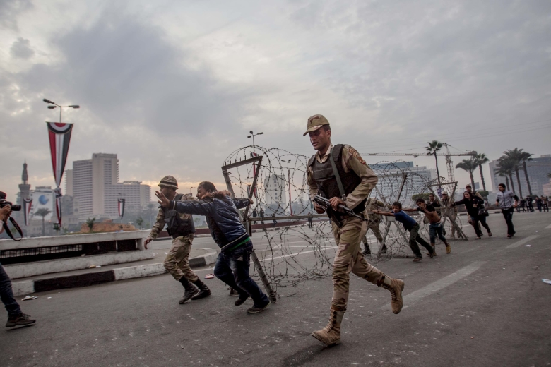 Столкновения сторонников «Братьев-мусульман» с египетской армией в Каире.