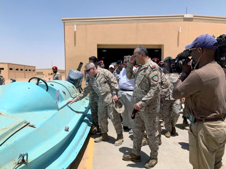 Начальнику Центрального командования США генералу Кеннету Маккензи показывают выставку оружия и ракет, которые использовали хуситы для нападений на Саудовскую Аравию