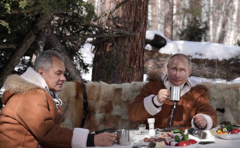 Сергей Шойгу и Владимир Путин в тайге, 21 марта 2021 года. Фото: kremlin.ru