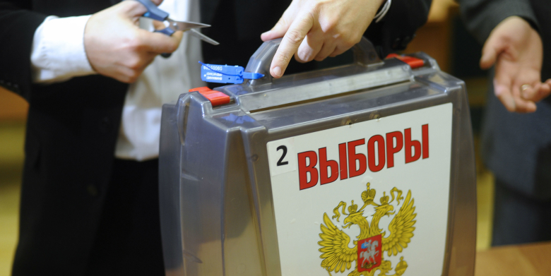 Новосибирск. Сотрудники избиркома во время подсчета голосов на выборах в единый день голосования.