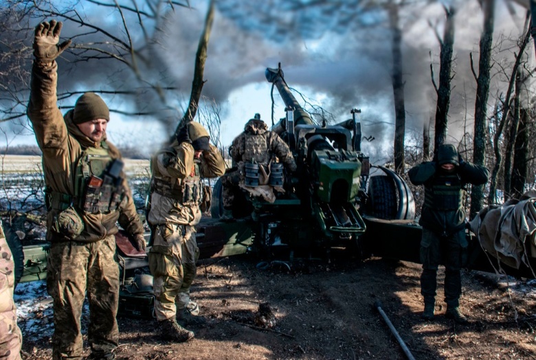 Украинские артиллеристы ведут огонь