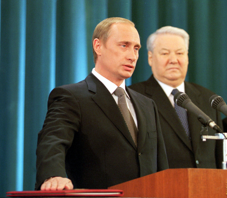 Владимир Путин произносит присягу на инаугурации, 2000. Фото: Сергей Величкин и Владимир Родионов / ТАСС