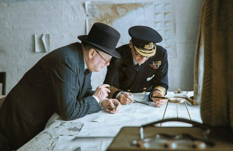 Уинстон Черчилль и вице-адмирал Бертрам Рамсей во время ознакомления со сводками с фронтов, 1940 год. Фото: winstonchurchill.org