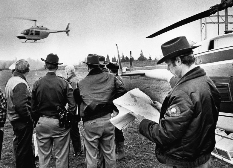 Вертолет осматривает место, где выпрыгнул с парашютом Дэн Купер, 20 октября 1976 год