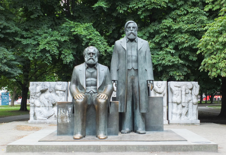 Памятник Марксу и Энгельсу в Берлине