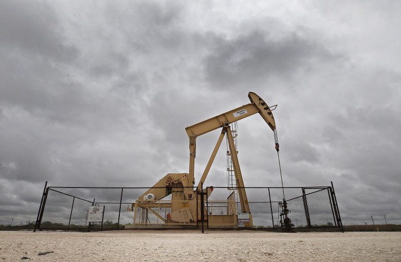 Добыча нефти в Пермском бассейне около Мидленда в штате Техас. Фото: Larry W. Smith / EPA / ТАСС