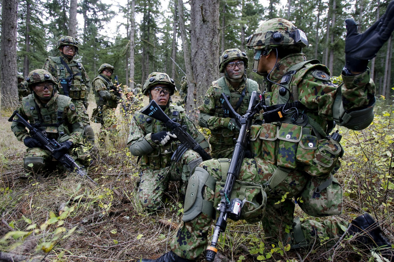 Военнослужащие Сил самообороны Японии на учениях