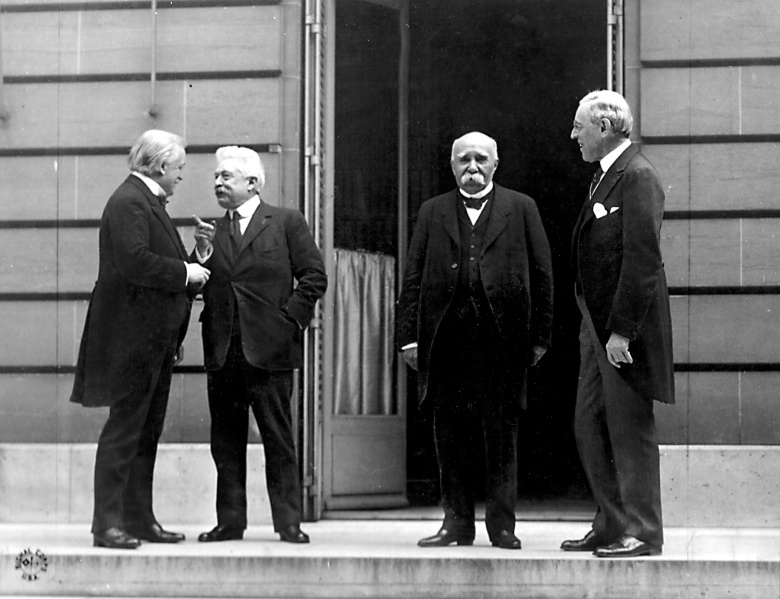 Лидеры Антанты (слева направо): Дэвид Ллойд Джордж, итальянский премьер Витторио Орландо, Жорж Клемансо и Вудро Вильсон. Версаль, 1919 год