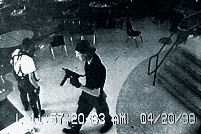Массовый расстрел в школе «Колумбайн». Эрик Харрис (слева) и Дилан Клиболд за 11 минут до самоубийства.