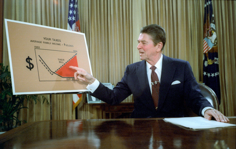 Президент Рейган объясняет суть предстоящего снижения налогов в телевизионном выступлении из Овального кабинета, июль 1981