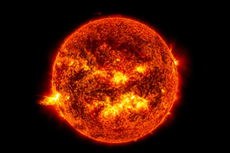 Солнце. Совмещенное изображение из снимков космического телескопа «Обсерватория солнечной динамики», 2013