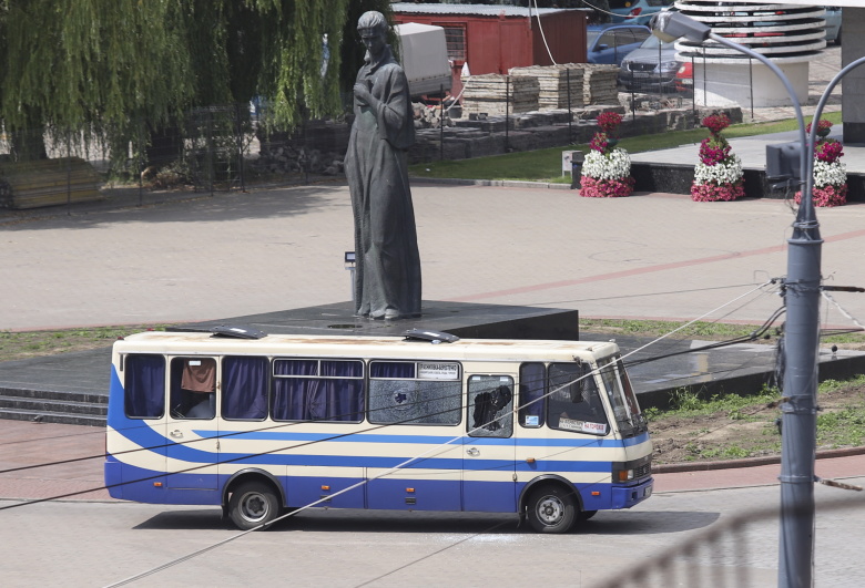 Украина. Луцк. Захваченный неизвестным автобус с заложниками. Фото: Nikolay Martynyuk / EPA / TASS