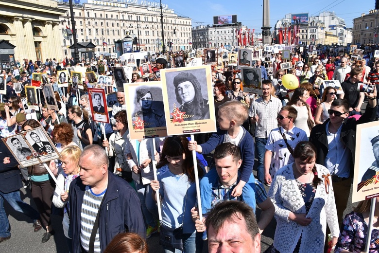 Жители Санкт-Петербурга участвуют в уже взятом государством под контроль Бессмертном полку