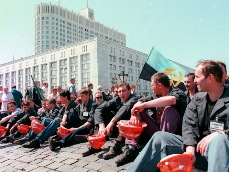 Шахтеры Инты и Воркуты, прибывшие в Москву, пикетируют Дом правительства РФ. Фото: Борис Кавашкин/ТАСС