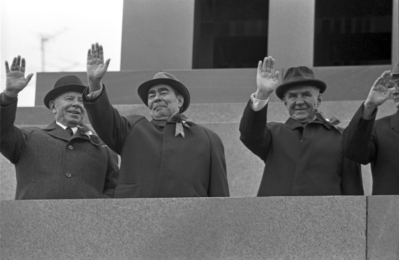 Леонид Ильич Брежнев на трибуне мавзолея, 1976 год