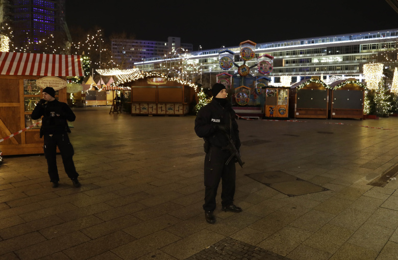 Полицейские на месте теракта в Берлине.