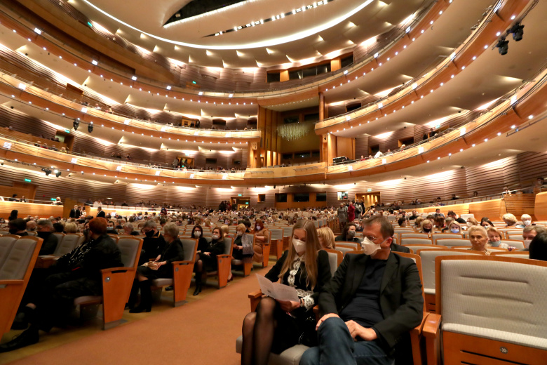 Зрители перед началом оперетты "Летучая мышь" на сцене Мариинского театра-2. Фото: Александр Демьянчук / ТАСС