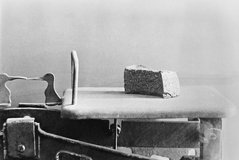 На весах 125 граммов хлеба, установленная норма для служащих, иждивенцев и детей в блокадном ноябре 1941 года