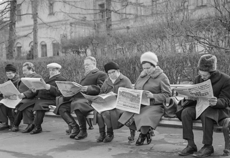 Пенсионеры читают свежие газеты. Фото: ТАСС