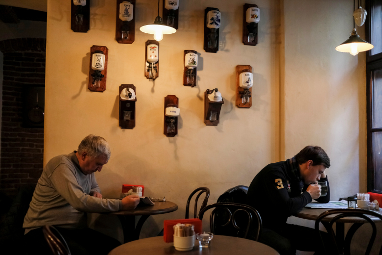 Посетители кафе во Львове, Украина. Фото: Gleb Garanich / Reuters