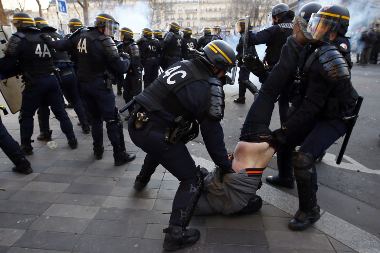 Полицейские задерживают демонстранта в Париже. Фото: Francois Mori / AP / TASS