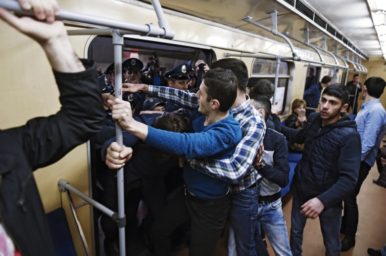 Участники акции гражданского неповиновения блокируют вагон электропоезда в Ереванском метрополитене. Фото: Асатур Есаянц / РИА Новости