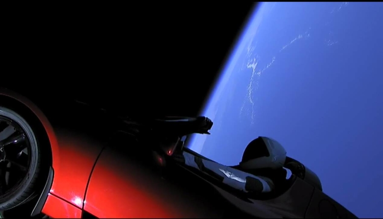 Выведенный на орбиту автомобиль Tesla Roadster в открытом космосе после запуска сверхтяжелой ракеты-носителя Falcon Heavy. Фото: Imago / AP/ ТАСС