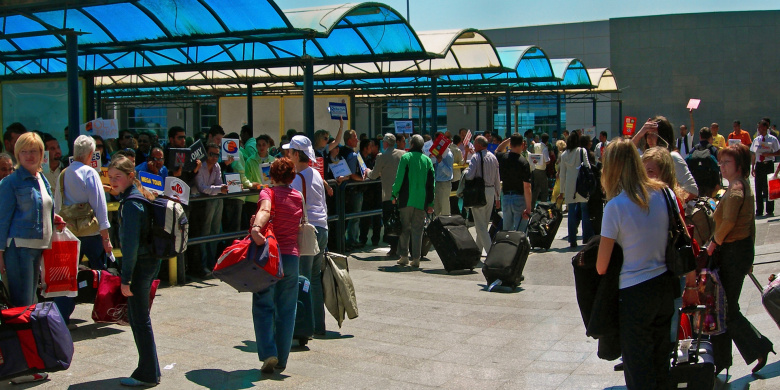 Пассажиры готовятся к досмотру в аэропорту Хургады (2007)