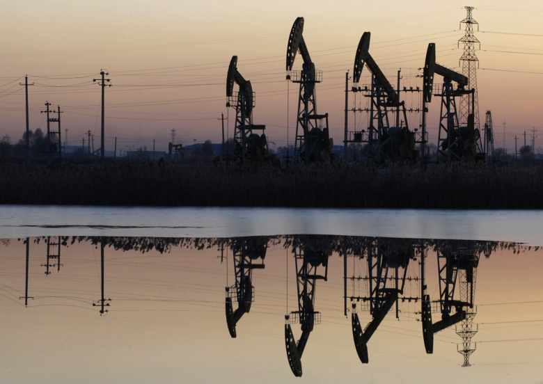 Нефтяные вышки компании PetroChina в округе Дацин, провинция Хэйлунцзян
