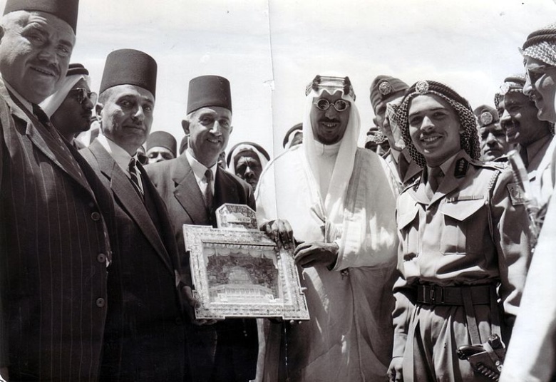 Король ибн Сауд (в центре) и иорданский король Хусейн (справа) во время визита в оккупированный Иорданией Иерусалим, 1953 год. К этому времени Саудовская Аравия уже стала одной из ведущих нефтяных держав мира