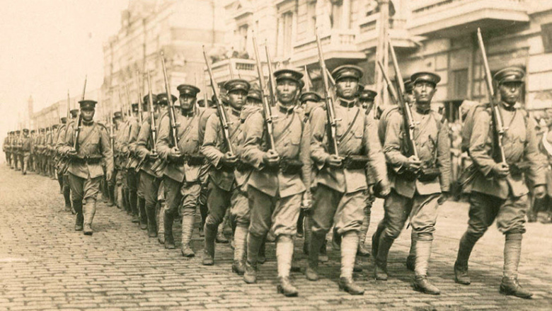Японские войска на улице Светланской во Владивостоке. Фото: Duke University Libraries