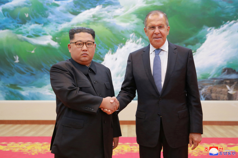 Ким Чен Ын и Сергей Лавров в КНДР. Фото:  KCNA / Reuters